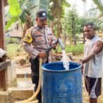 Peduli Warga di Tengah Musim Kemarau, Bhabinkamtibmas Polres Kaimana Salurkan Bantuan Air Bersih