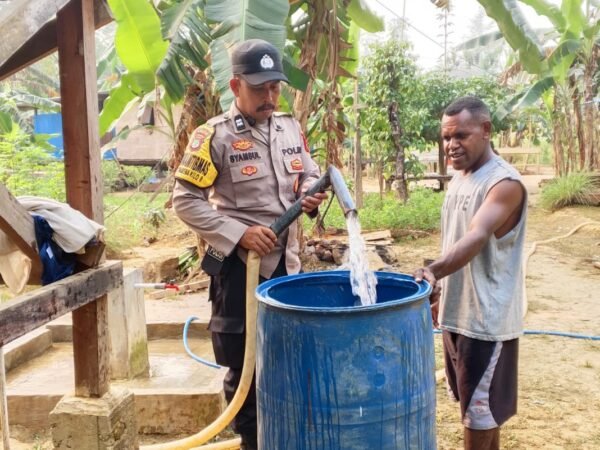 Peduli Warga di Tengah Musim Kemarau, Bhabinkamtibmas Polres Kaimana Salurkan Bantuan Air Bersih