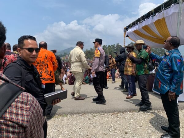 Polres Lanny Jaya Hadir Pastikan Ibadah Pembukaan 70 Tahun Yobel Injil Masuk Ke Kota Tiom Berlangsung Aman Dan Lancar, 10.000 Jemaat Hadir